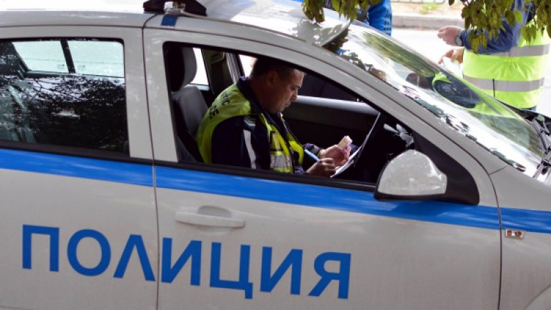 Сигнал до БЛИЦ: Шофьор помете две коли в София