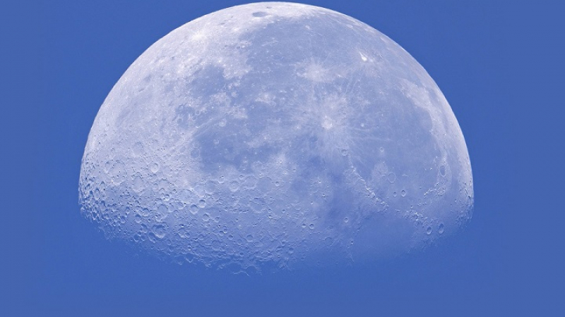 Огромен загадъчен обект бе запечатан над повърхността на Луната (ВИДЕО)
