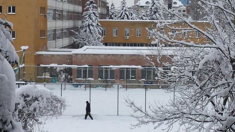 Пускат ученици в дървена ваканция заради страшния студ утре 