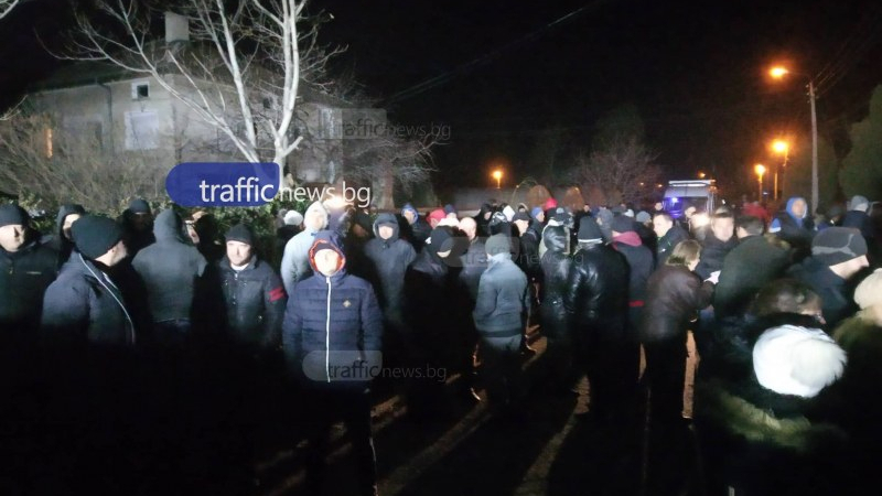 Извънредно от Войводиново: Тълпа се запъти към ромския квартал - подивели цигани ги причакват с кирки и лопати (СНИМКИ/ВИДЕО)