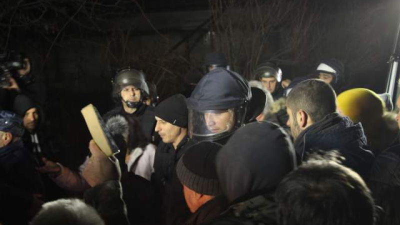 Войводиново продължава да се тресе след кървавия циганския терор! Кметове се емнаха по спешност да...