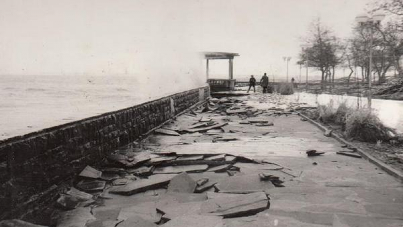 Страшна гледка: Двуметрова вълна помита Поморие преди 38 години! (СНИМКИ) 