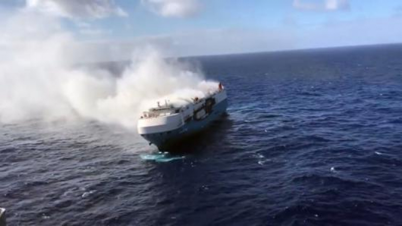 Огромен кораб-призрак без екипаж плава с хиляди нови коли Nissan на борда в Тихия океан (ВИДЕО)
