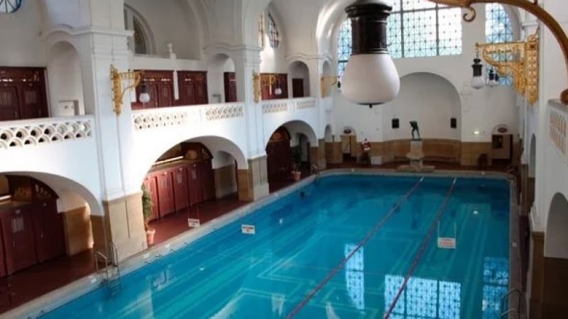 Само чисто голи жени и мъже се къпят заедно в този исторически СПА център в Мюнхен