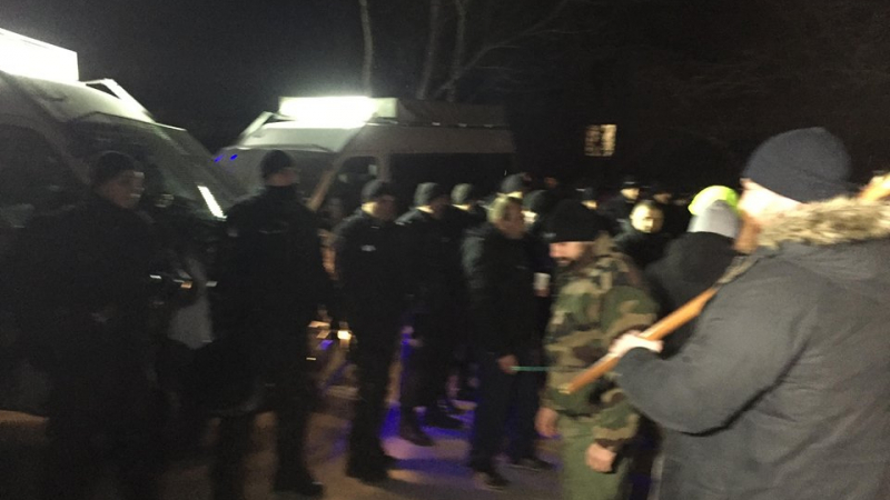 Във Войводиново ври и кипи! Полиция и жандармерия блокираха... (СНИМКИ)