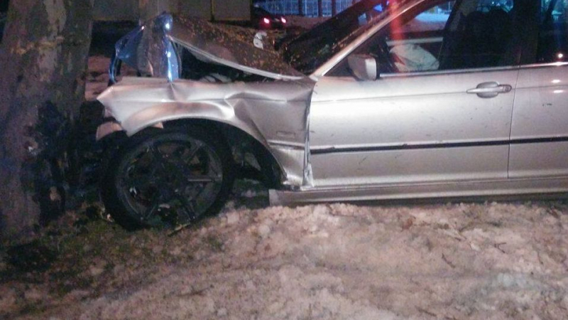 24-годишен шофьор се заби с бясна скорост в дърво и загина край Маноле 