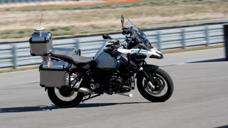 BMW показа на ВИДЕО безпилотен мотоциклет