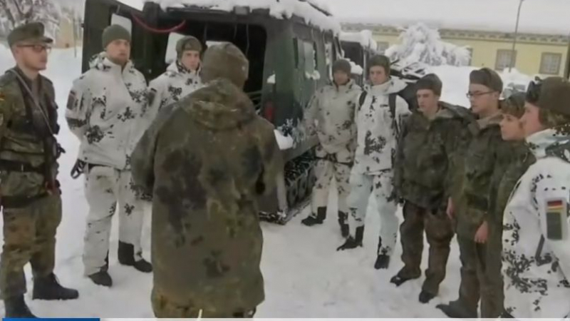 Армията чисти затрупан със сняг град (ВИДЕО)