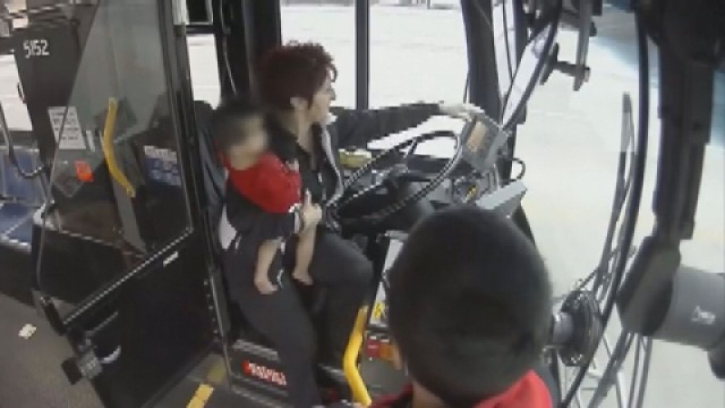 Шофьорка на автобус спаси бебе на магистрала