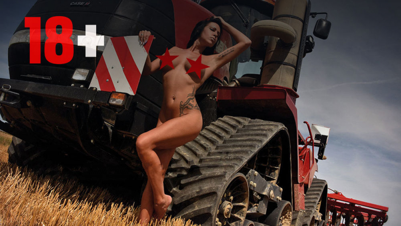 Сексапилни девойки по голи гърди и фермерска техника в нов горещ календар (СНИМКИ 18+)