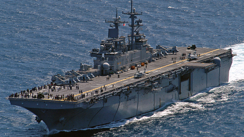 САЩ пращат тежко оборудвания кораб “Kearsarge” и морски пехотинци да изтеглят войниците от Сирия 