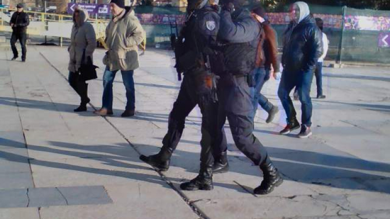 В Пловдив и пиле не може да прехвръкне, тежко въоръжени ченгета кръстосват площада (СНИМКИ)