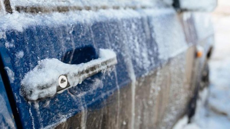 Опитен автобояджия обясни трябва ли да мием колата през зимата