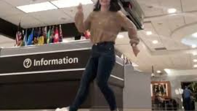 Девойка изпълни танц на летище, който покори милиони в мрежата (ВИДЕО)