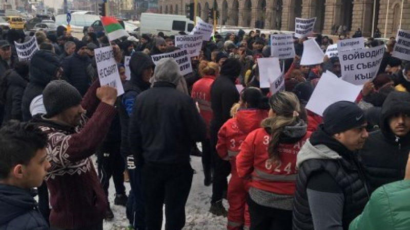 Шепа роми с плакати обсадиха Министерски съвет, зоват Каракачанов да сдаде властта 
