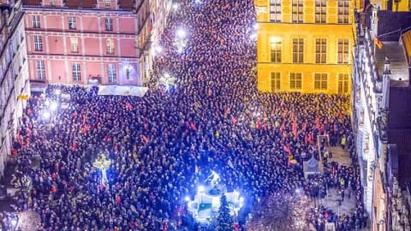 Нещо невиждано се случи по улиците на Гданск и цяла Полша след зверското убийство на кмета Адамович (СНИМКИ/ВИДЕО)