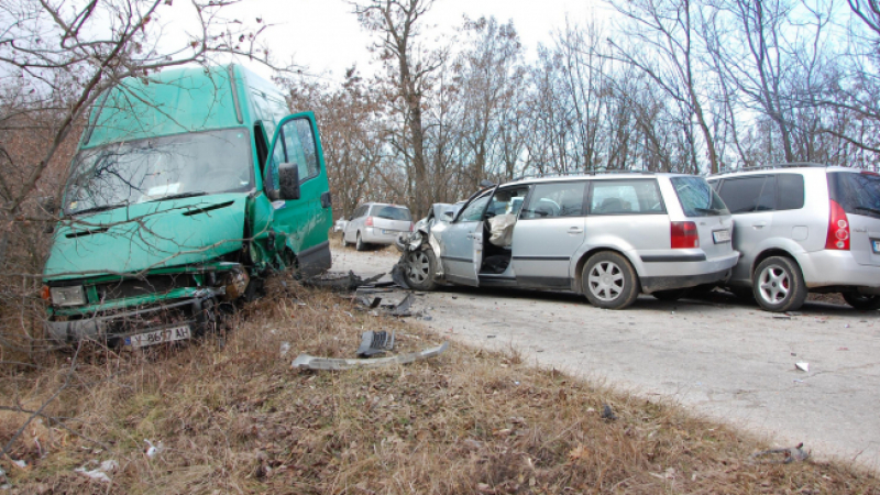 Верижна катастрофа на пътя между селата Александрово и Константиново (СНИМКИ)