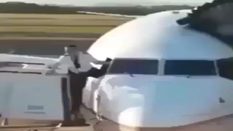 Уникално: Пилот на самолет се качи в кабината през прозореца (ВИДЕО)