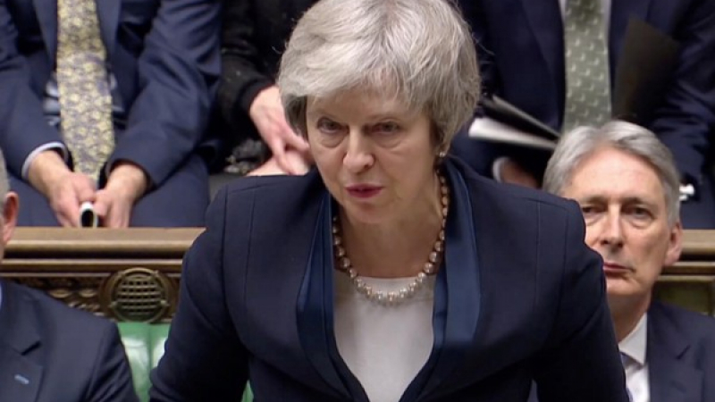 Пак инфарктен ден за Тереза Мей след позорния разгром в парламента, ще замръкне ли без премиер Великобритания