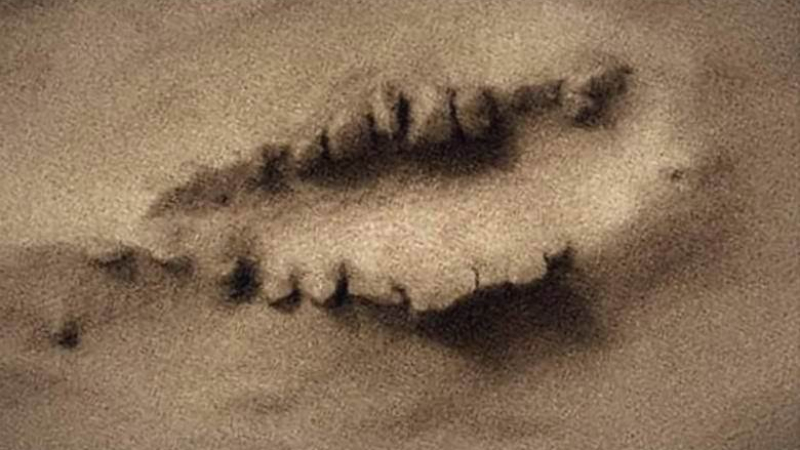 Уфолози погледнаха спътникова снимка на Марс и видяха нещо адски мистериозно (ВИДЕО)