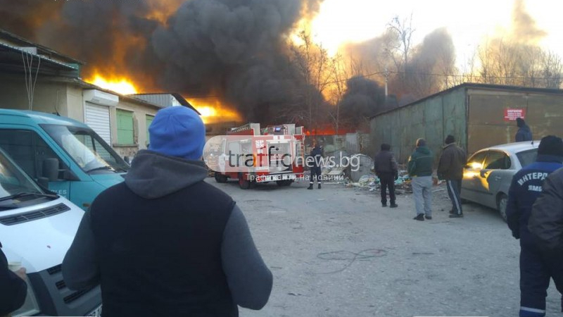 Пламъци и дим обръщат борсата в Първенец (СНИМКИ)