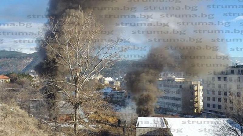 Извънредна ситуация край болница в Благоевград, черни облаци дим се носят над района (СНИМКИ)