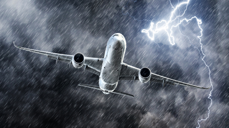 Пилот разказа какво се случва със самолета, когато го удари светкавица (ВИДЕО)