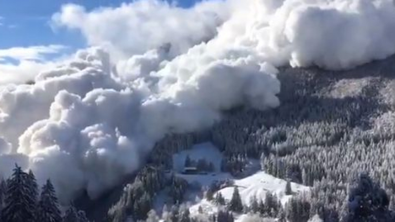 Страховито ВИДЕО показва раждането на лавина в Швейцарските Алпи