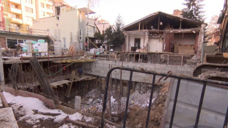 Кошмарен строеж събори стена на обитаема къща в София