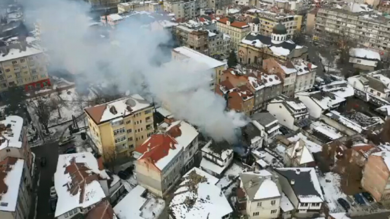  Пожар изпепели две къщи в центъра на Габрово (ВИДЕО)