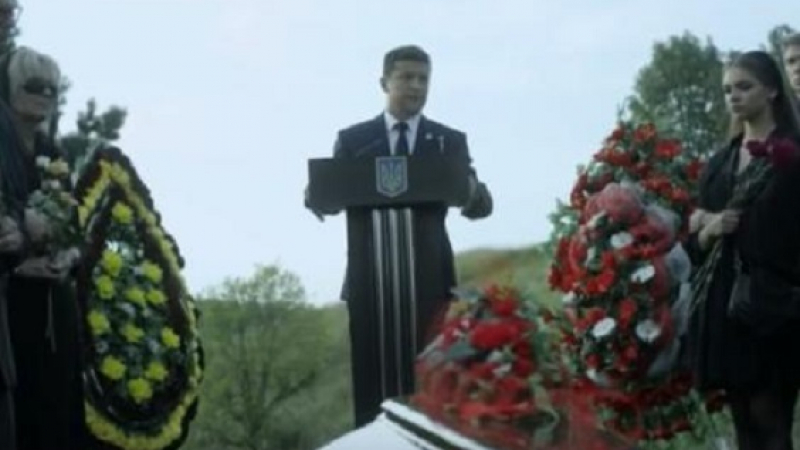 Конкурент за изборите направи бутафорно опело и погреба Порошенко (ВИДЕО)