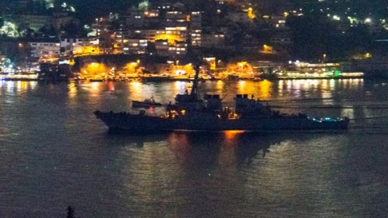 Появиха се първи СНИМКИ на US разрушителя „Доналд Кук” в Босфора и причакващия го руски стражеви кораб 