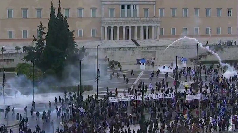 Шокиращо ВИДЕО от сражението на полицаи и протестиращи на стълбите на гръцкия парламент 