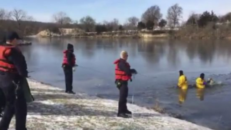 Уникална спасителна акция на пожарникари в замръзнало езеро 