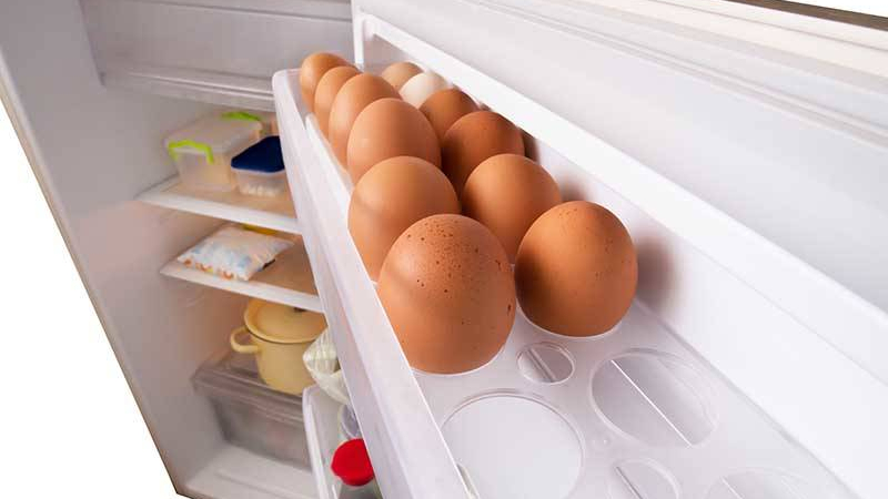 Защо не трябва да държим яйцата на вратата на хладилника?