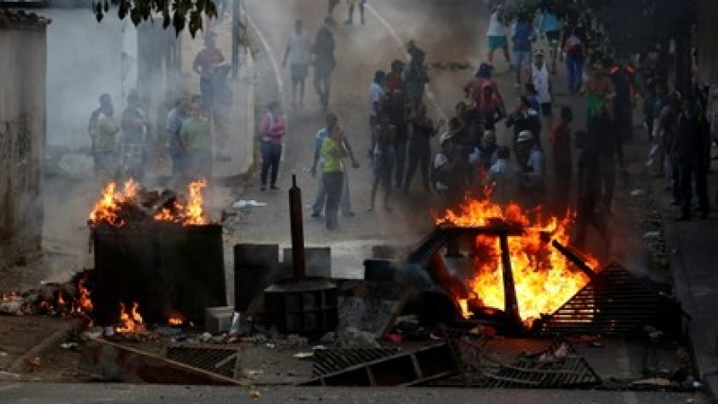 Полицията откри стрелба по време на военно въстание във Венецуела (ВИДЕО)