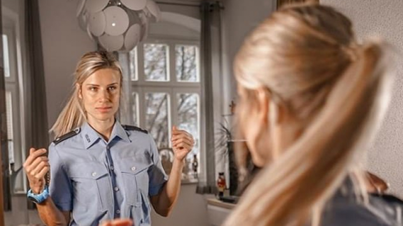 Най-красивата германска полицайка показа секси форми и сподели за важна промяна в живота си (СНИМКИ)