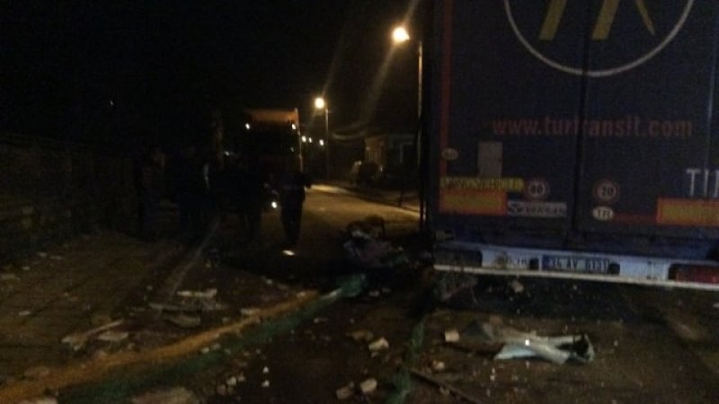 Инцидент: Камион се блъсна в къща в търновско село (СНИМКИ)