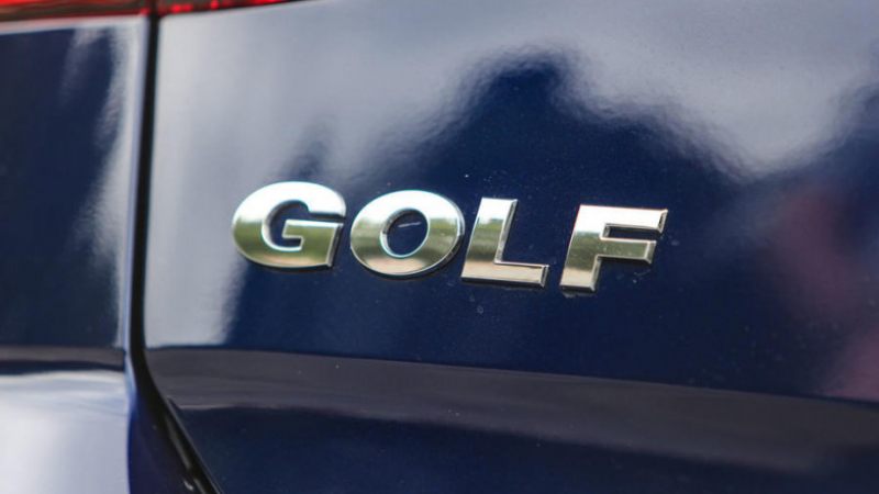 Новият Volkswagen Golf 8-мо поколение бе запечатан на СНИМКИ без камуфлаж