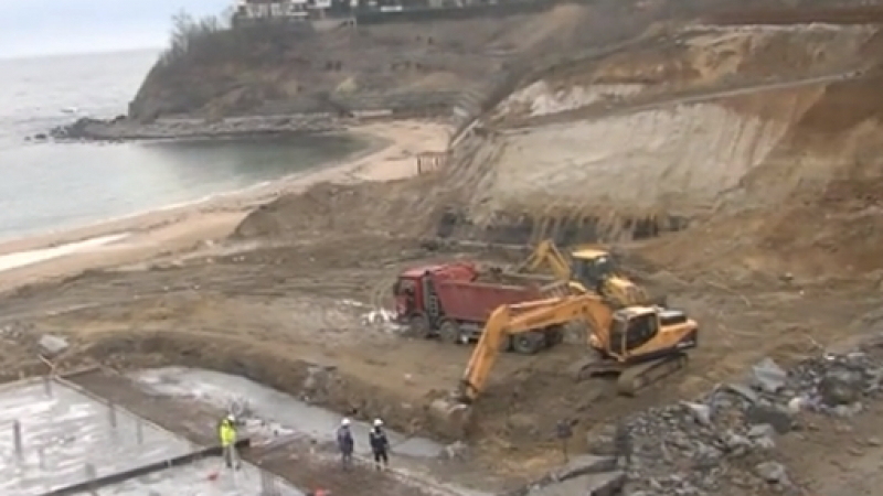 Няма край: Строителна техника нагази в "Шофьорският плаж" край Созопол