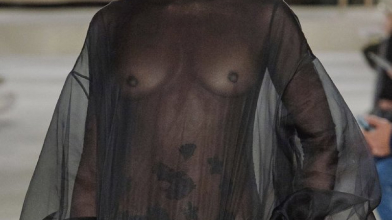 Наоми Кембъл направи фурор на модния подиум! Показа стегнатите си гърди през полупрозрачна рокля (СНИМКА 18+)