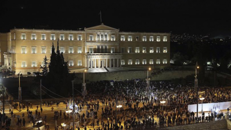 Гръцката полиция използва сълзотворен газ, за да разпръсне протестиращи срещу Преспанското споразумение
