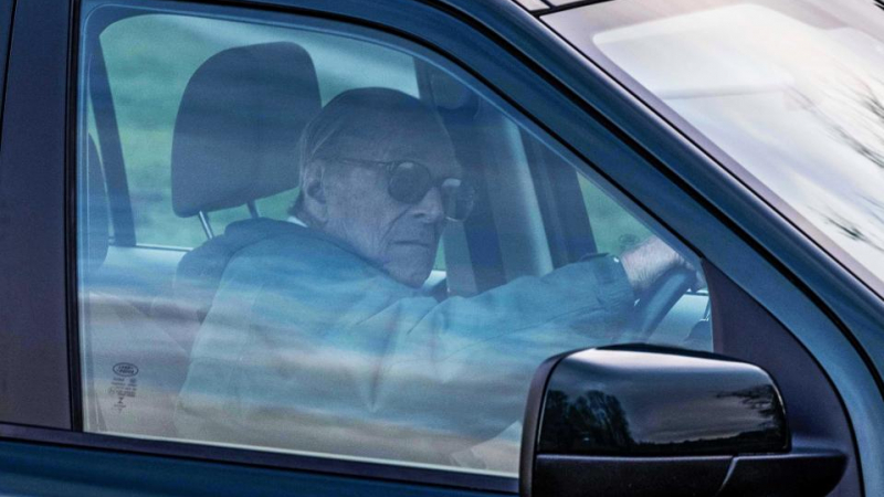 The Sun: Кралицата и Филип деактивирали алармата за колани  в колата си