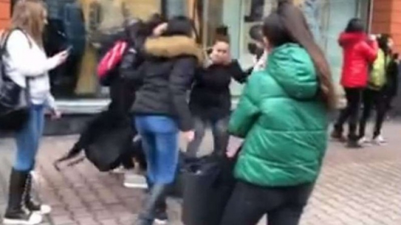 Закопчаха 9 ученички за зверския бой пред столичен мол (ВИДЕО)