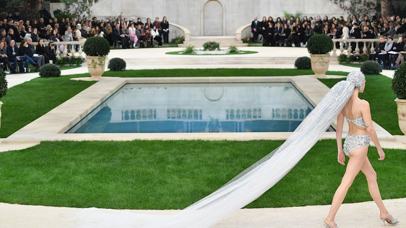 Красота: Chanel разходи булка по бански на дефилето на  в Париж (СНИМКИ/ВИДЕО)