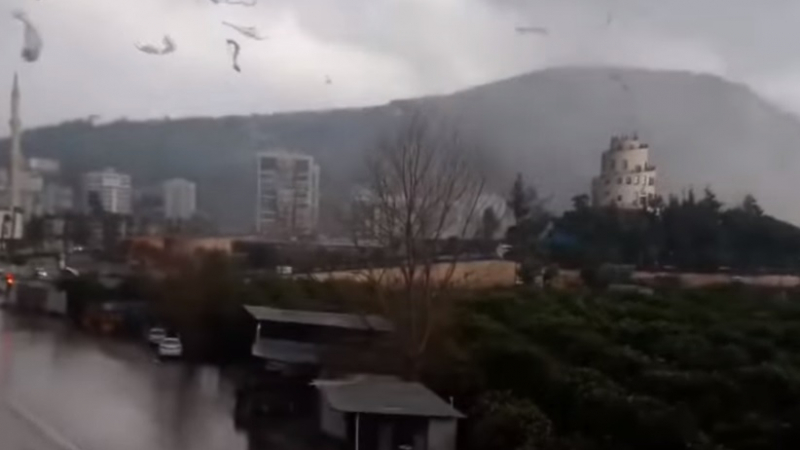Адът слезе в Анталия! Торнадото отнася части от сгради, има загинали (ЗРЕЛИЩНО ВИДЕО)