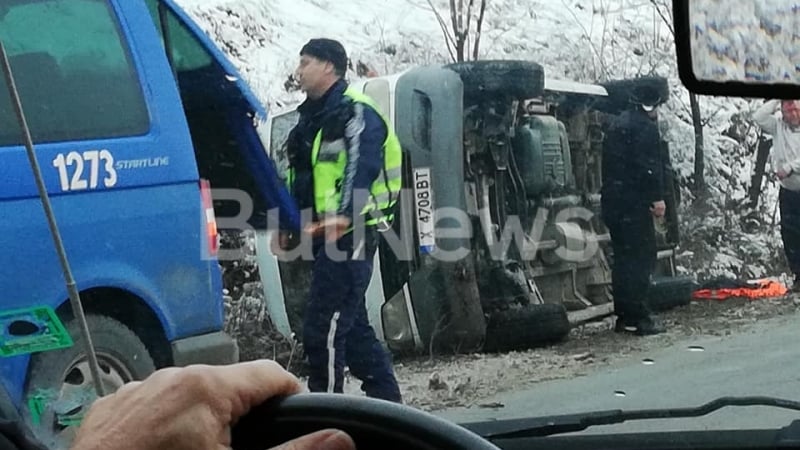 Жестока катастрофа блокира трафика по Е-79, бял бус е обърнат в канавката (СНИМКИ)