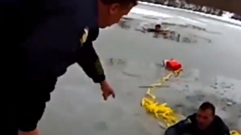 Тийнейджър падна в заледено езеро и повлече тръгналия да го спасява полицай (ВИДЕО)