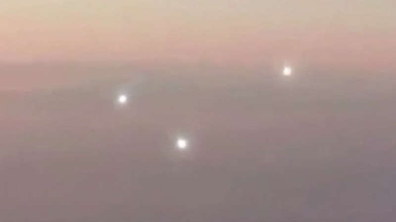 Тайнствени светлини преследват самолет в небето над Южна Америка (ВИДЕО)