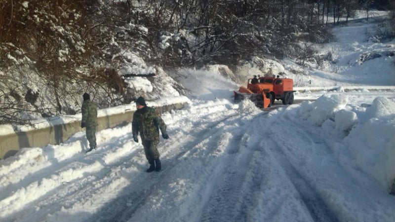 Зрелищни СНИМКИ от борбата на военни с тежките зимни условия на прохода Превала